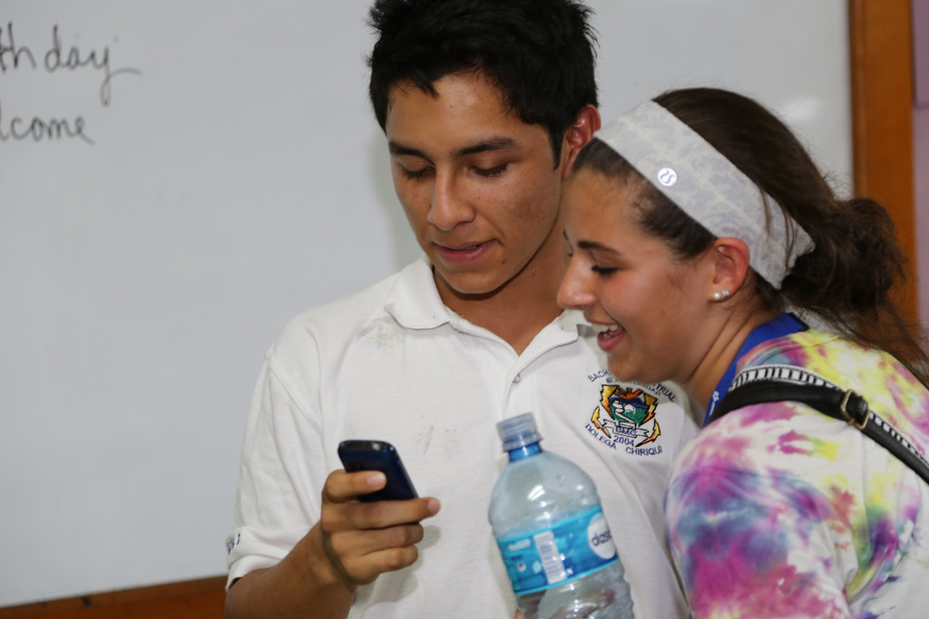 Sheinbaum Backs Regulating Cellphones in Mexican Schools