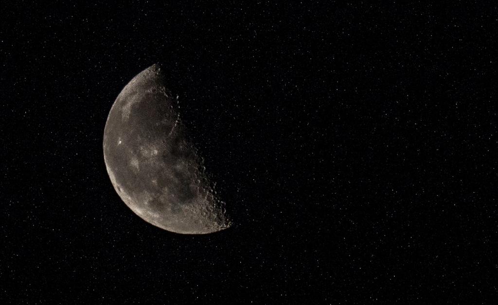 Partial Lunar Eclipse Dazzles Skywatchers in Bogotá