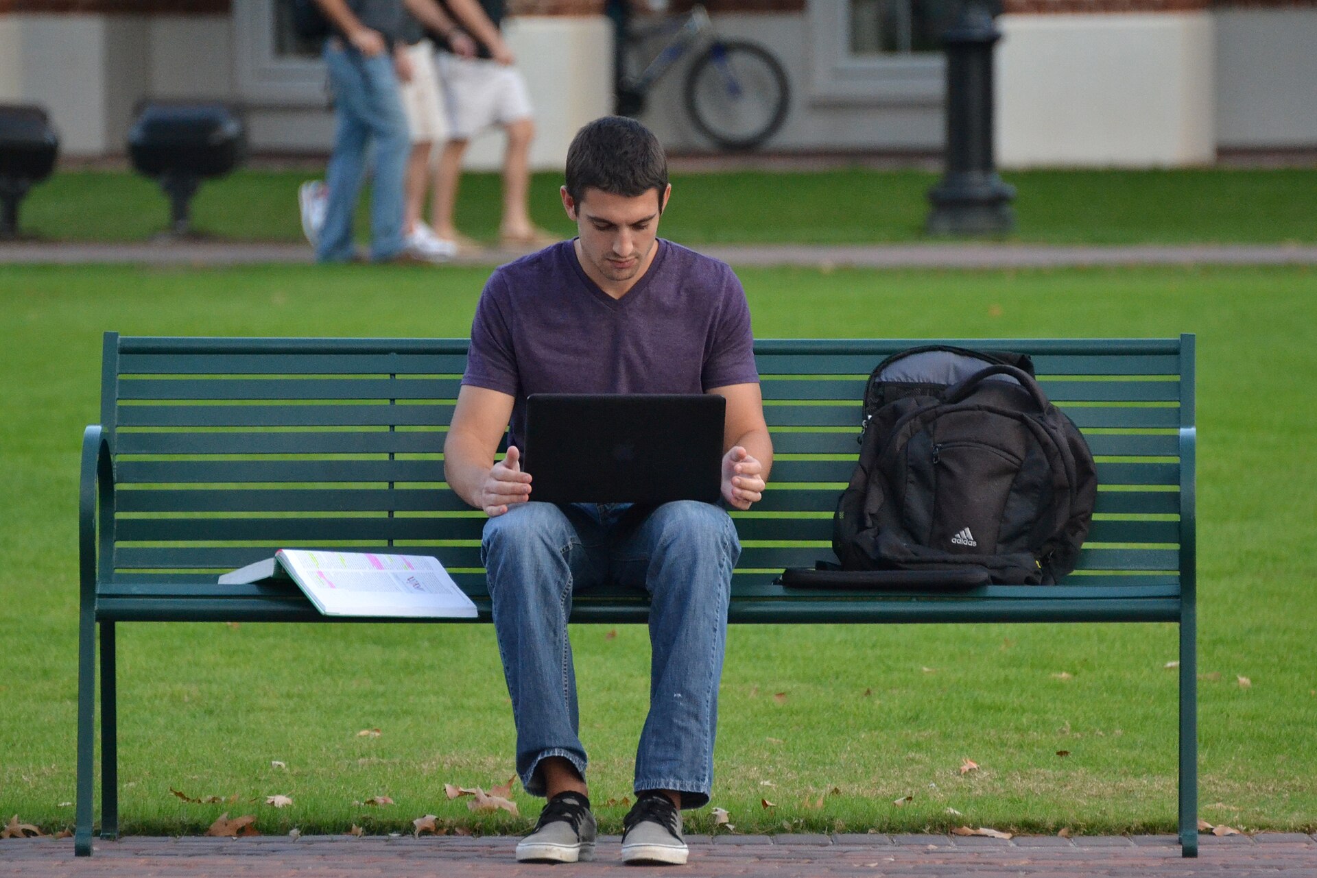 Poll: 6 in 10 Colombian Students Use AI for Homework