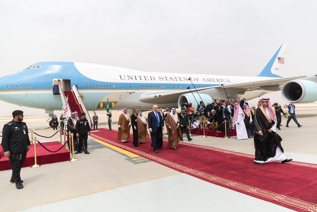 Trump Gives Xi a Rare Red-Carpet Welcome at Andrews